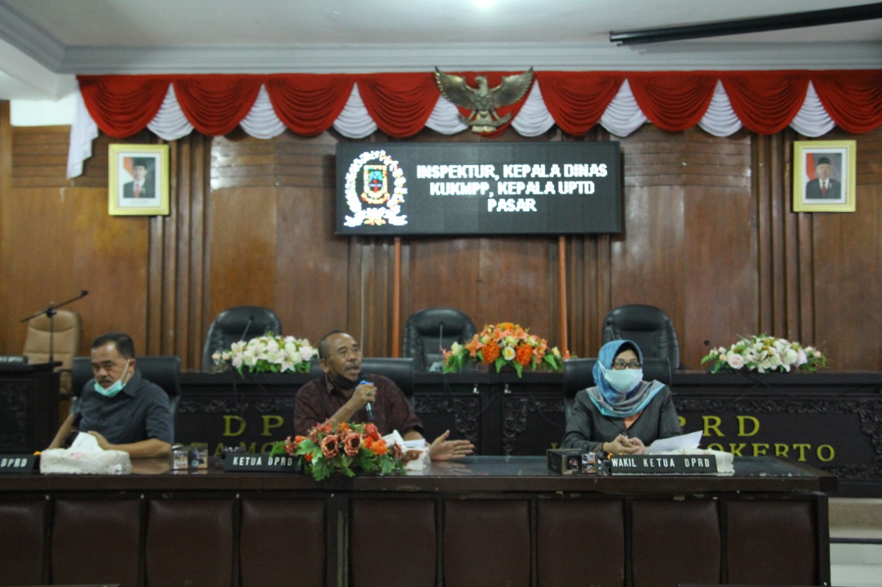 Rapat Dengar Pendapat (RDP) tentang Penjelasan Terkait Toko Gudang (Togu) dengan Inspektur, Diskouperindag (Dinas Koperasi, Usaha Kecil dan Menengah, Perindustrian dan Perdagangan) dan UPTD Pasar Tradisional. SP/Dwy AS