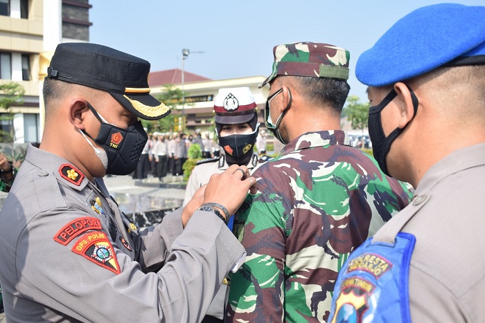 Gelar Pasukan Operasi Keselamatan Semeru 2021, di Mapolresta Sidoarjo, Senin (12/4/2021), yang dipimpin Kabag Ops Polresta Sidoarjo Kompol Trie Sisbiantoro.SP/ SUGENG PURNOMO
