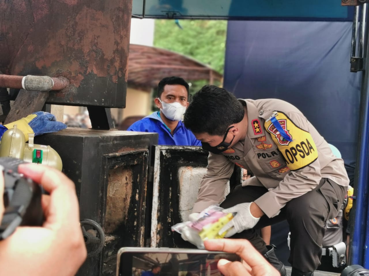 Kapolda Jatim Irjen Pol Nico Afinta melakukan pemusnahan narkotika di mesin insinator Senin (12/4/2021)