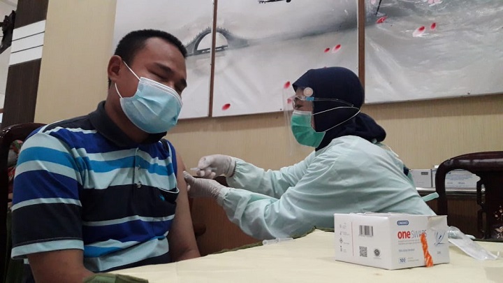  Salah satu penyandang disabilitas di Tulungagung tengah mendapat vaksin covid-19.