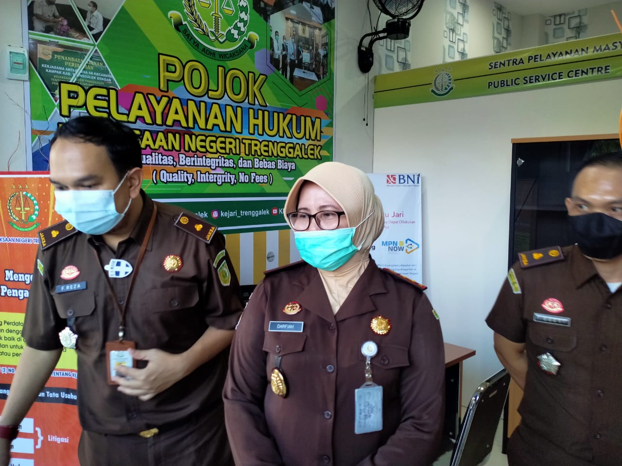 Darfiah S.H. (tengah) di dampingi Kasi Datun (kiri) dan Kasi Pidsus (kanan)