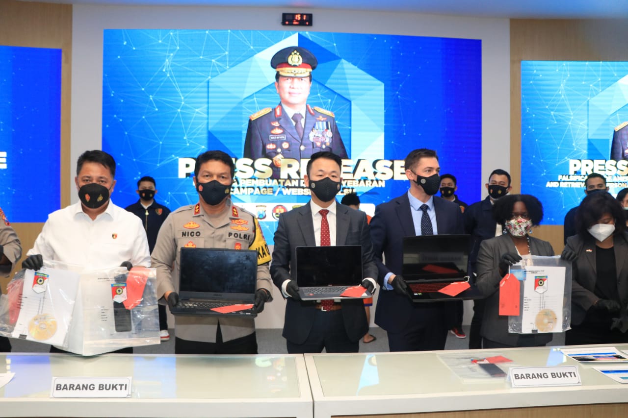 Kapolda Jatim Irjen Pol Nico Afinta, Ditreskrimsus Polda Jatim Kombes Pol Farman dan Komjen AS serta FBI mereleas website palsu milik AS di Polda Jatim Kamis (15/4/2021). SP/Hendarwanto