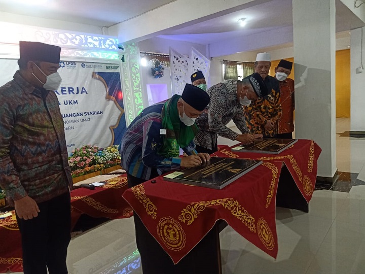 Menteri Koperasi dan UKM Teten Masduki saat menandatangani prasasti.SP/MUHAJIRIN KASRUN