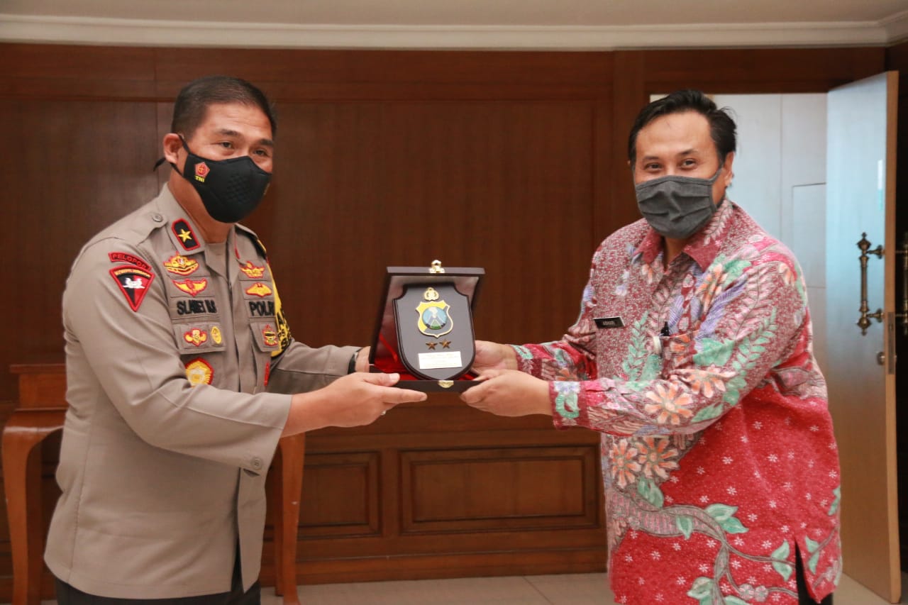 Wakapolda Jatim Brigjen Pol Slamet Hadi Supraptoyo menerima cendramata dari Ashari Kabid Pemeriksaan Penagihan, Intelijen, Penyidikan Jatim I Kedepan akan kerjasama dalam bidang pajak, Jumat (16/4/2021)