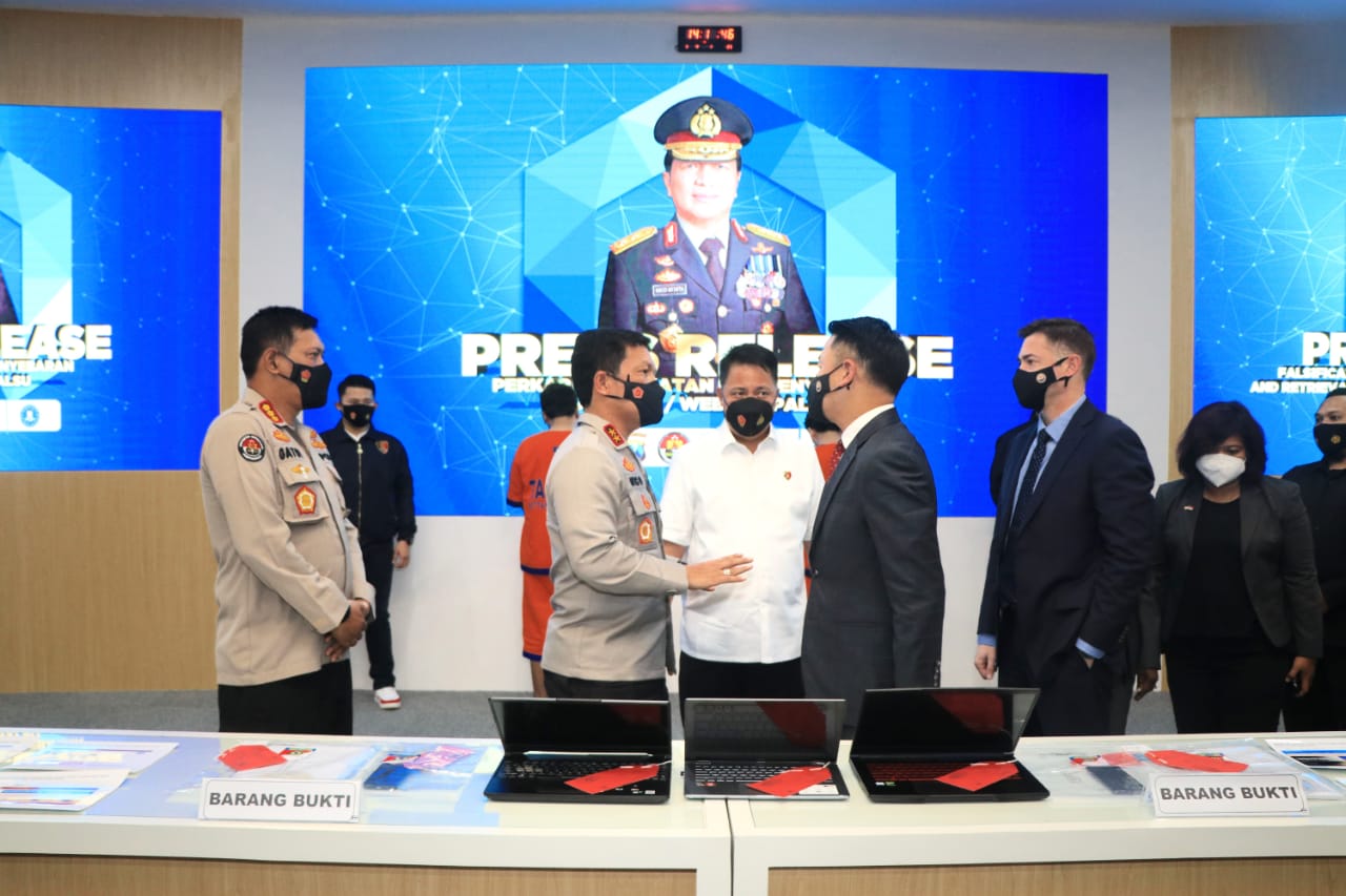 Kapolda Jatim Irjen Pol Nico Afinta saat menerima ketua tim FBI John Kim di Polda Jatim beberapa waktu lalu, Senin (19/4/2021)