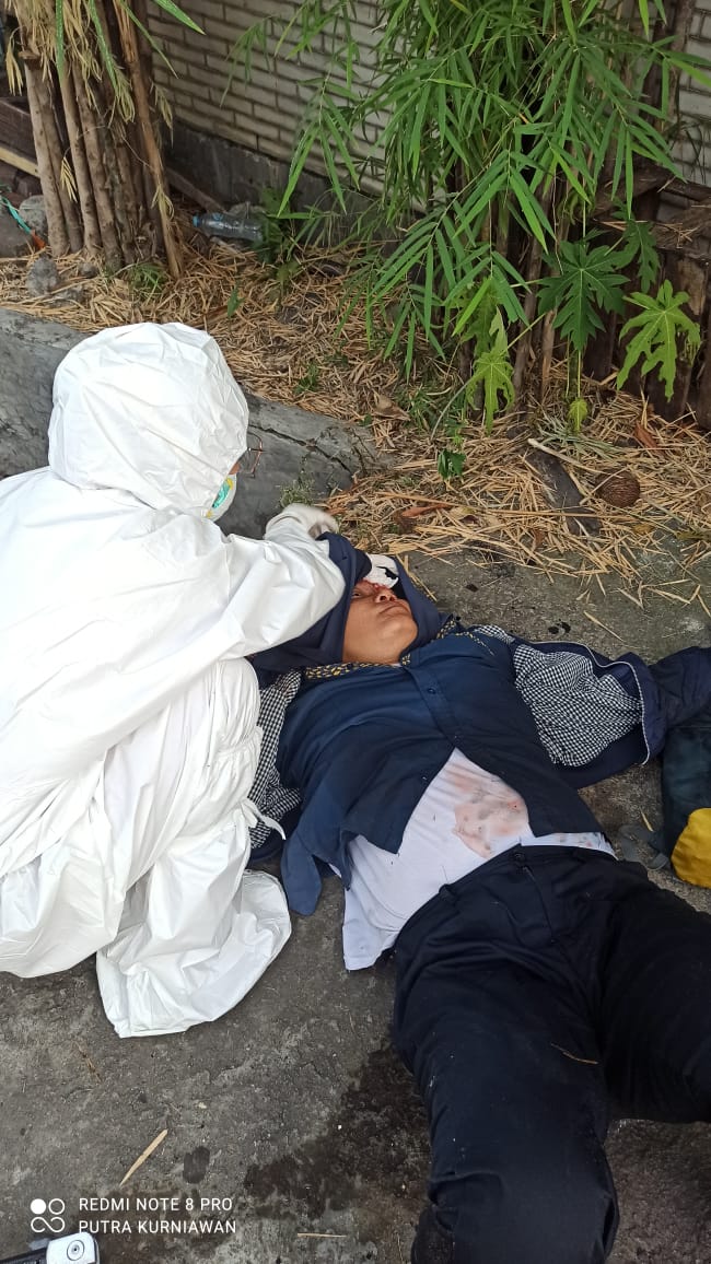 Banyak Pikiran, Tak Konsentrasi Akhirnya Terperosok Di Selokan, untung tim kesehatan datang dan menolong korban dibawah ke rumah sakit Minggu (18/4/2021)
