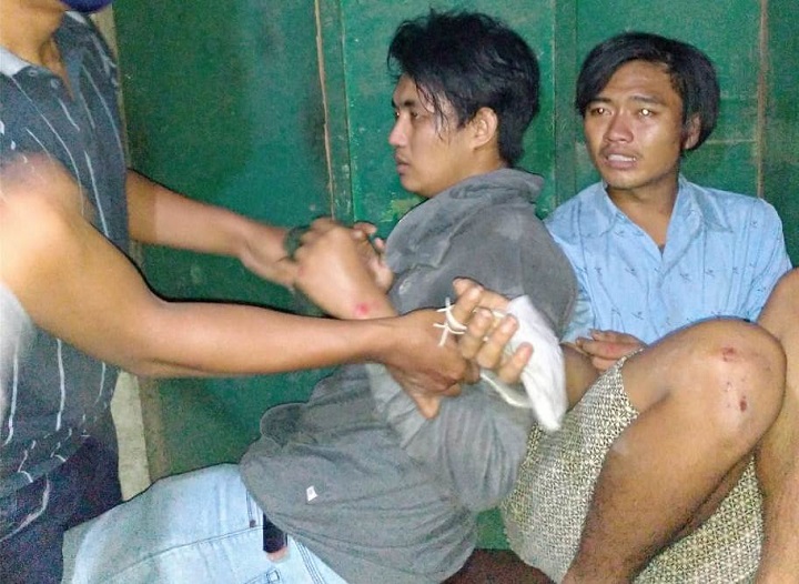 Kedua pelaku jambret saat diamankan warga.