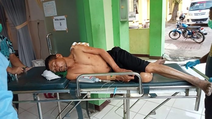 Salah satu korban pembacokan saat menjalani perawatan di Puskesmas.
