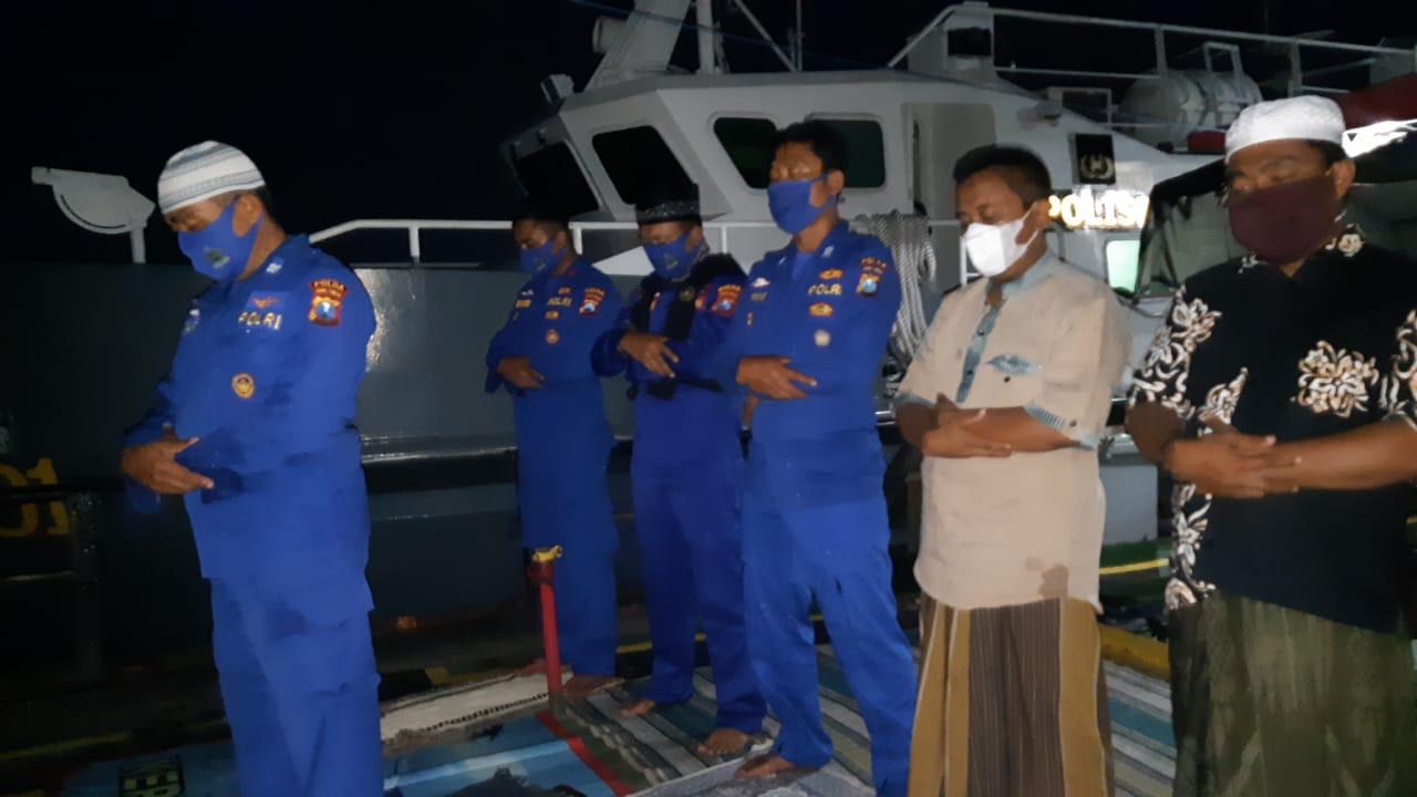 Anggota Polairud Polda Jatim melakukan sosialisasi kepada pemilik kapal untuk tidak mengangkut masyarakat yang akan lebaran IdulFitri dikampung halaman Jumat (23/4/2021)