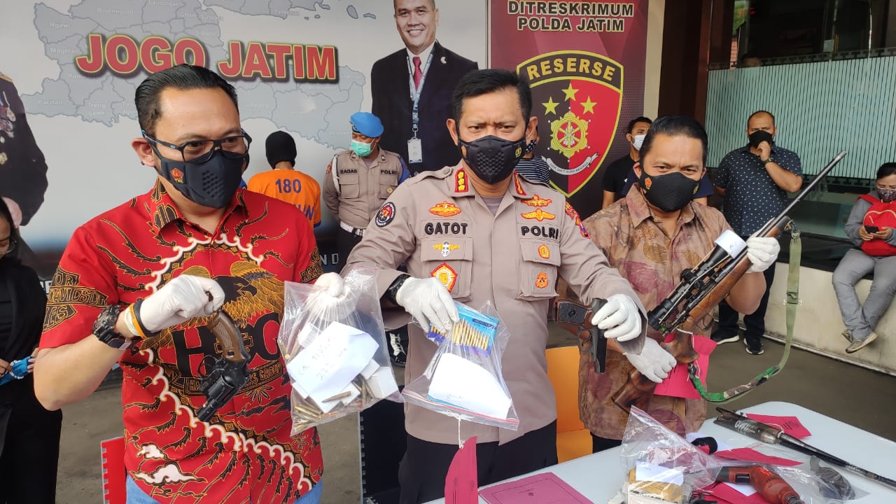 Kabid Humas Polda Jatim Kombes Pol Gatot Repli Handoko, Kasubdit Jatanras AKBP Lintar Hardono saat realeas senpi di Polda Jatim, Jumat (23/4/2021)