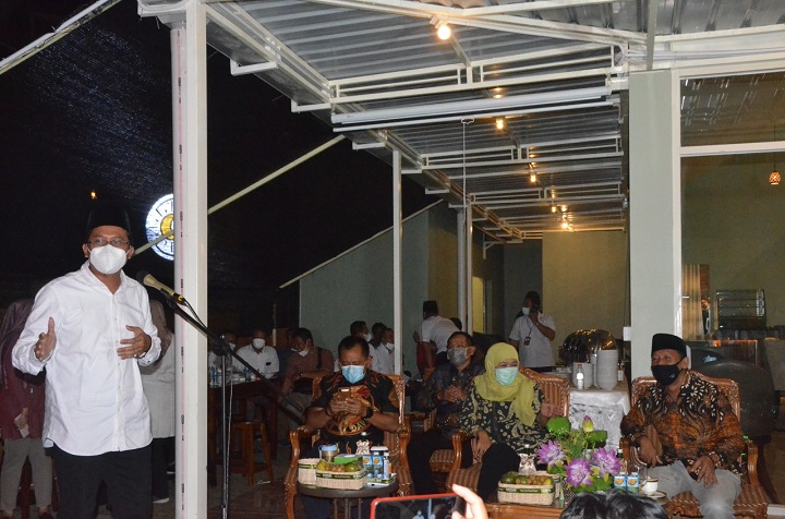 Bupati Sidoarjo Gus Muhdlor saat beri sambutan di hadapan Gubernur Jatim Khofifah dan para buruh.