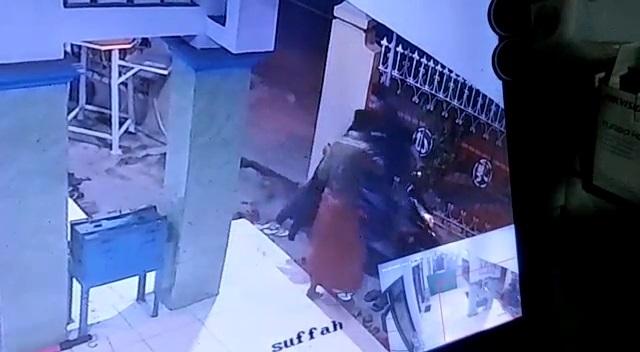 Tangkapan layar CCTV masjid yang menunjukkan pelaku membawa kabur motor korban.