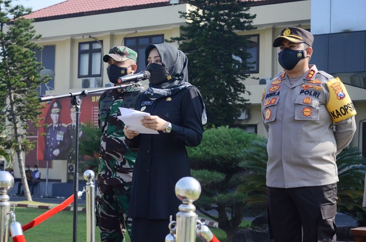Bupati Mojokerto Ikfina Fahmawati saat memimpin apel kesiapan pengamanan larangan mudik menjelang hari raya Idul Fitri 1442 H, Senin (26/4) pagi di Halaman Mapolres Mojokerto. SP/Dwy Agus Susanti