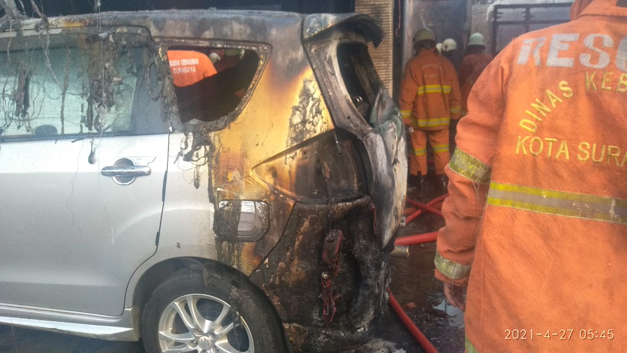 Diduga Korseting Cafe Brotherhood Ketintang Terbakar dan sempat membakar mobil Selasa (27/4/2021)