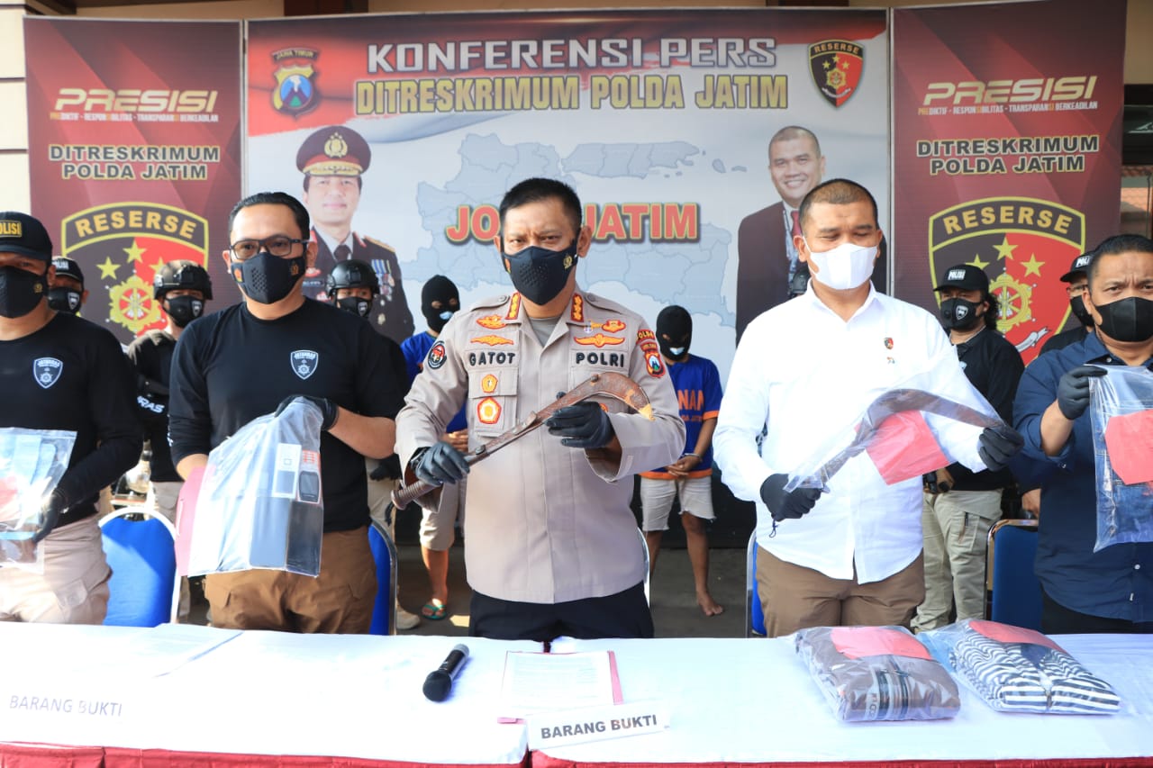 Kabid Humas Polda Jatim Kombes Pol Gatot Repli Handoko, Dirreskrimum Polda Jatim Kombes Pol Totok, Wadirreskrimum Polda Jatim AKBP Nasrun Pasaribu dan kasubdit Jatanras Polda Jatim AKBP Lintar, mereleas kasus pecah kaca Selasa (27/4/2021).