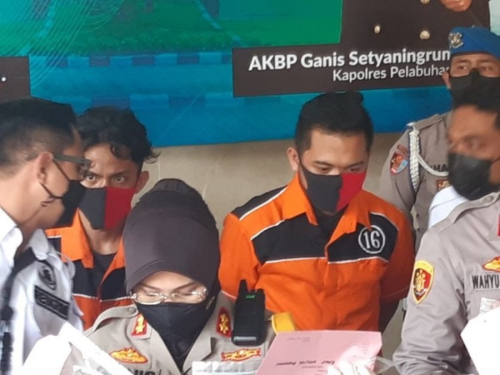 Dua dari tiga tersangka yang diamankan oleh Satreskrim Polres Pelabuhan Tanjung Perak. SP/Anggadia Muhammad