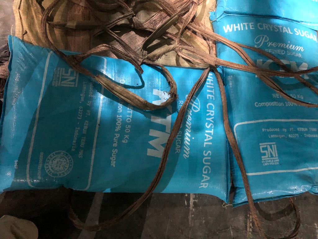 Dan benar saat operasi, ditemukan
Satgas pangan Jatim temukan 15 ribu ton gula rafinasi dan 22 ribu ton gula Kristal putih di gudang milik PT Kebun Tebu Mas (KTM), Lamongan, Jawa Timur (29/4/2021).