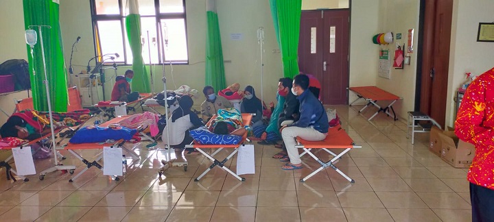 Beberapa korban keracunan saat mendapat perawatan di puskesmas setempat.