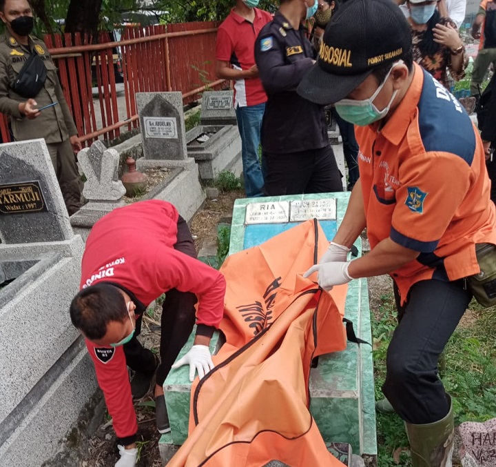 Petugas mengevakuasi jasad bayi yang ditemukan di area makam. SP/Mahbub Fikri