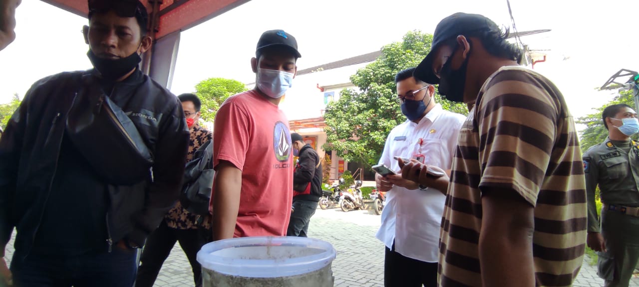 Mas Bub Ditho saat menegur petugas parkir Kantor Dispendukcapil Kabupaten Kediri