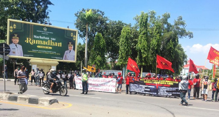 Suasana aksi demo buruh di depan Kantor Bupati Gresik yang dikawal ketat aparat Polres Gresik. SP/M.AIDID