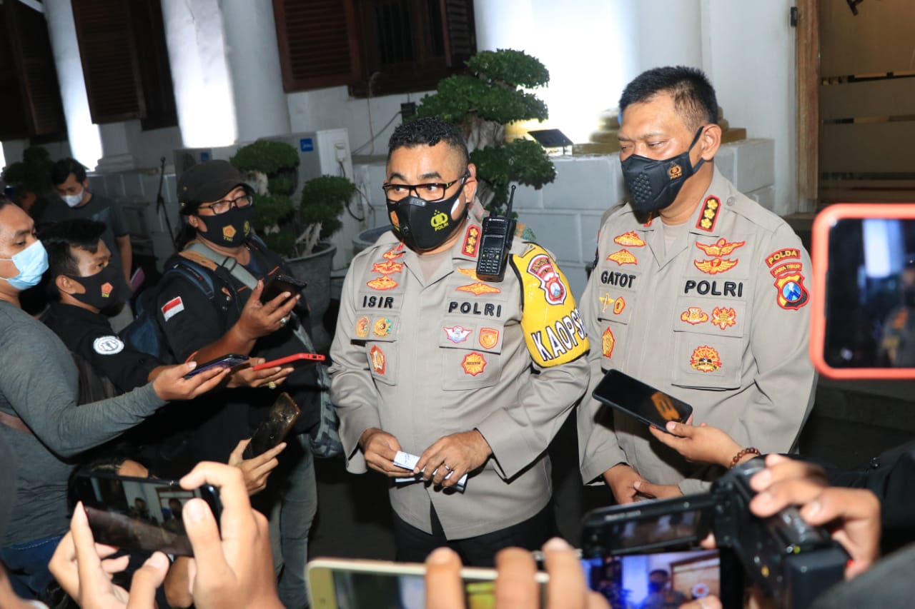 Kapolrestabes Surabaya Kombes Pol Jhonny Eddizon Isir didampingi Kabid Humas Polda Jatim Kombes Pol Gatot Repli Handoko realeas tentang oknum Satreskoba Polrestabes Surabaya yang pesta sabu diamankan Propam Mabes Polri, Jumat (30/4/2021)