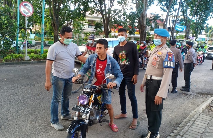 Operasi yustisi di salah satu jalan utama di Gresik.