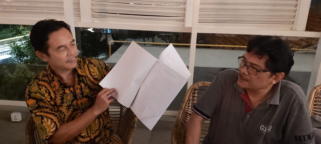 Teguh yang berprofesi sebagai wartawan didampingi kuasa hukumnya Joni Iwansyah SH MH Senin (3/5/2021)