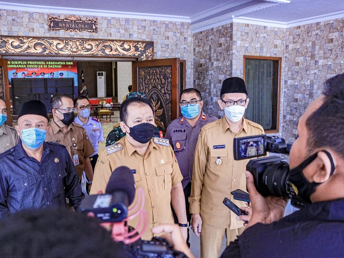 Bupati Jember Hendy Siswanto usai mengikuti video conference (vidcon) bersama Menteri Dalam Negeri Tito Karnavian bersama seluruh kepala daerah di Indonesia, Senin (3/5/2021). SP/PEMKAB JEMBER