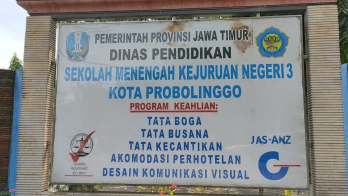 SMKN 3 kota Probolinggo diduga ada pungli dengan berkedok uang sumbangan, hal tersebut dikeluhkan banyak wali murid.