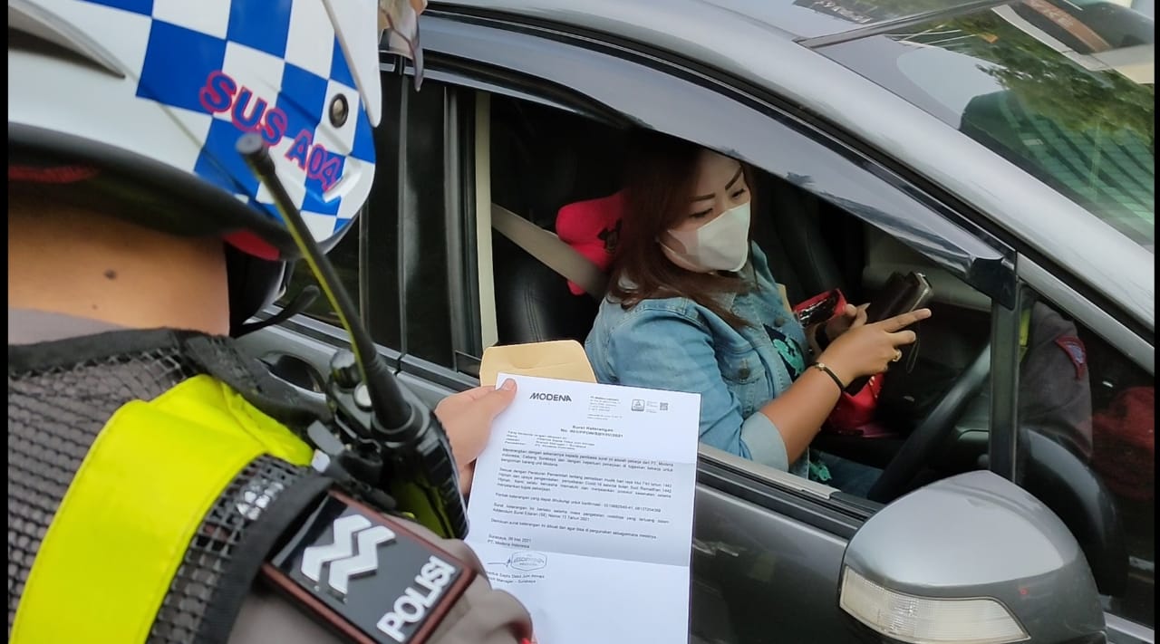 Enak emak merasa terganggu akan pemeriksaan petugas di Cito Kamis (6/5/2021). SP/ NT