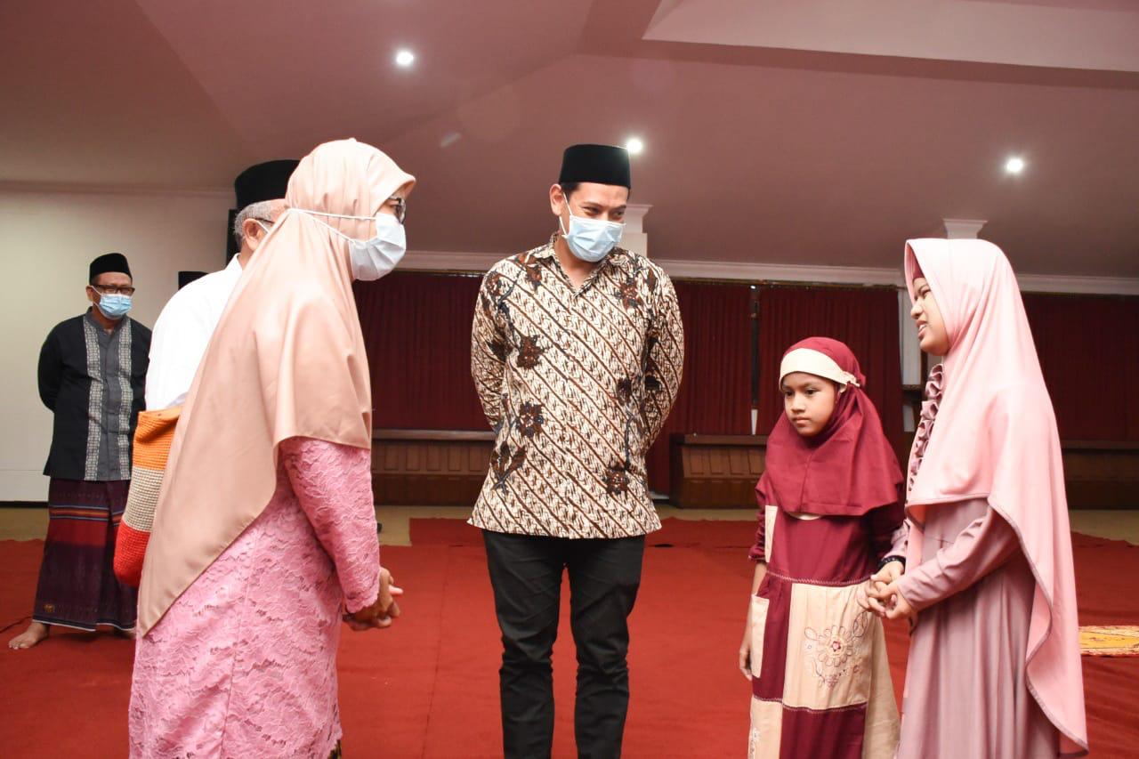 Wali Kota Kediri, Abdullah Abu Bakar saat bersama para hafiz dan hafizah Kota Kediri