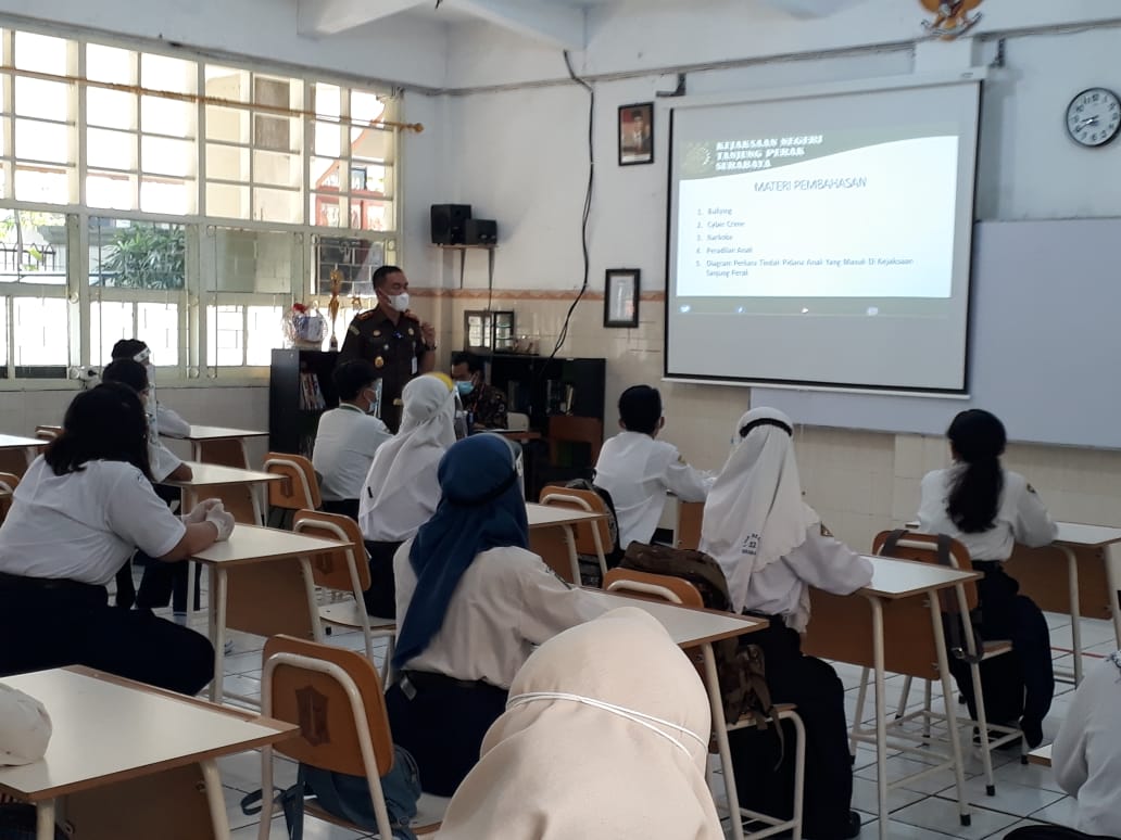 Teks Ft : Kepala Kejari Tanjung Perak Surabaya, I Ketut Kasna Dedi, SH, narasumber JMS di SMPN 1 Surabaya, Jumat (7/5).