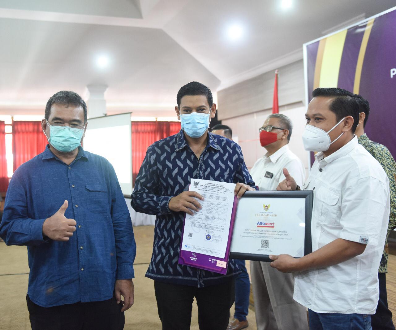 Walikota Kediri, Abdullah Abu Bakar bersama Sekda Kota Kediri, Bagus Alit saat meluncurkan PUSAKA