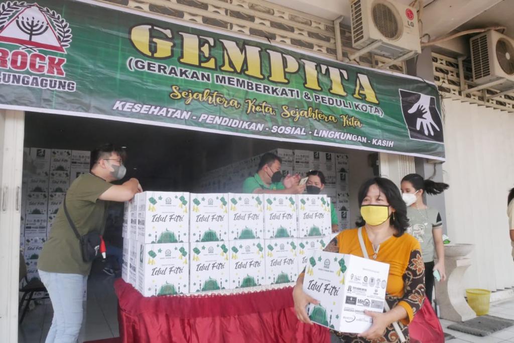 Umat GBI Rock Kota Mojokerto memberikan bantuan sembako bagi warga muslim yang tinggal di sekitar lingkungan gereja. SP/Dwy Agus Susanti