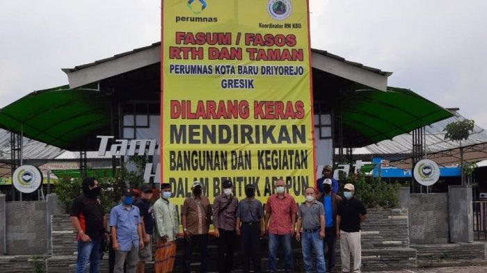 Sejumlah warga Kota Baru Driyorejo Gresik memasang spanduk besar larangan pemanfaatan fasilitas umum-fasilitas sosial.