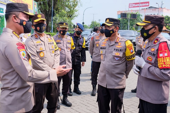 Inspektur Pengawasan Umum Polri (Irwasum Polri) Komisaris Jenderal Polisi Agung Budi Maryoto saat mengecek pos pengamanan Operasi Ketupat Semeru 2021 Terminal Bungurasih. SP/Sugeng Purnomo
