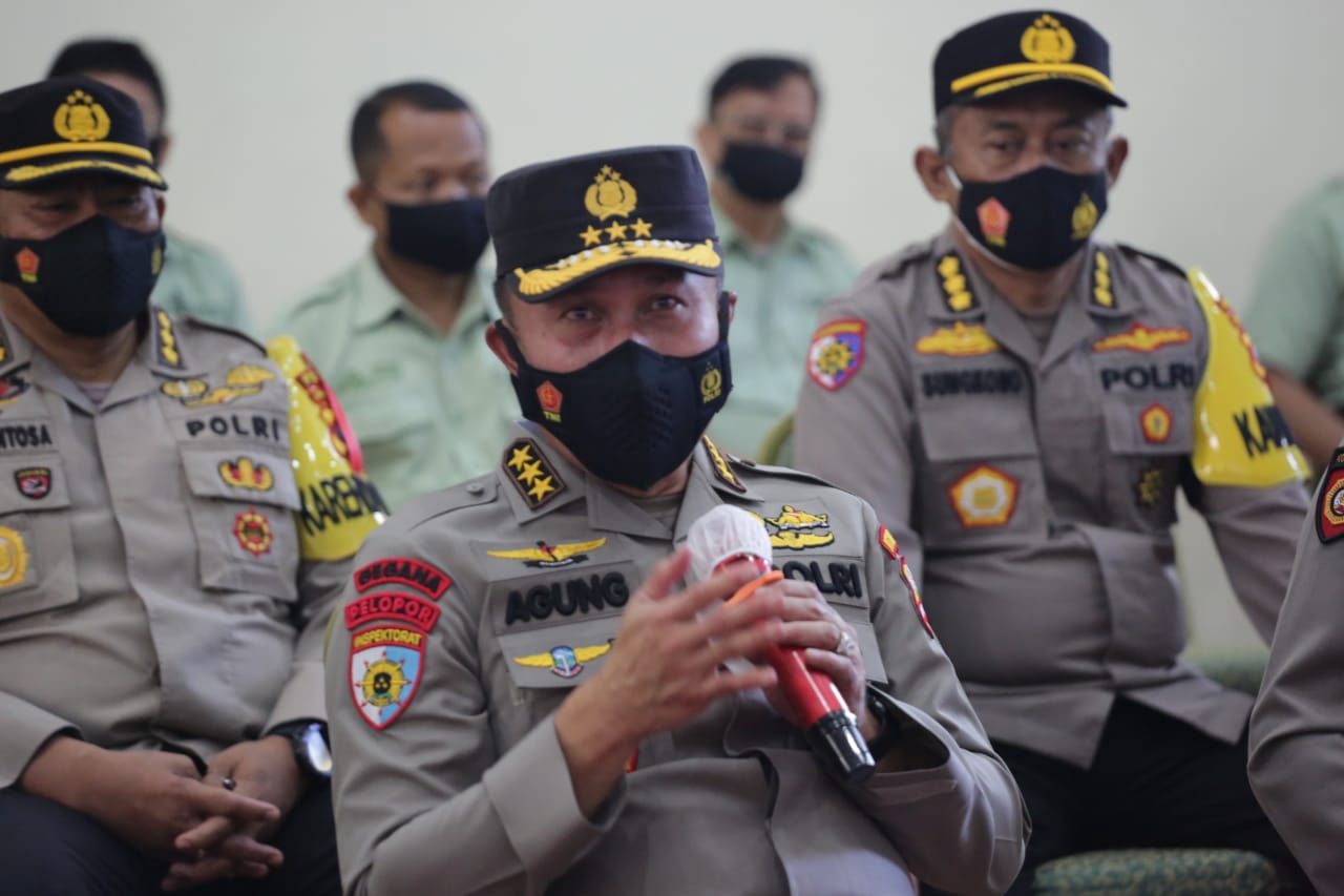 Irwasum Mabes Polri Komjen Pol Agung Budi Maryoto memberikan pengarahan kepada Kapolres Malang Raya agar anggota jaga Prokes dan SOP Penyekatan Senin (10/5/2021). SP/ Hendar Wanto