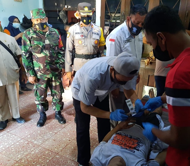 Petugas saat mengidentifikasi jasad korban.