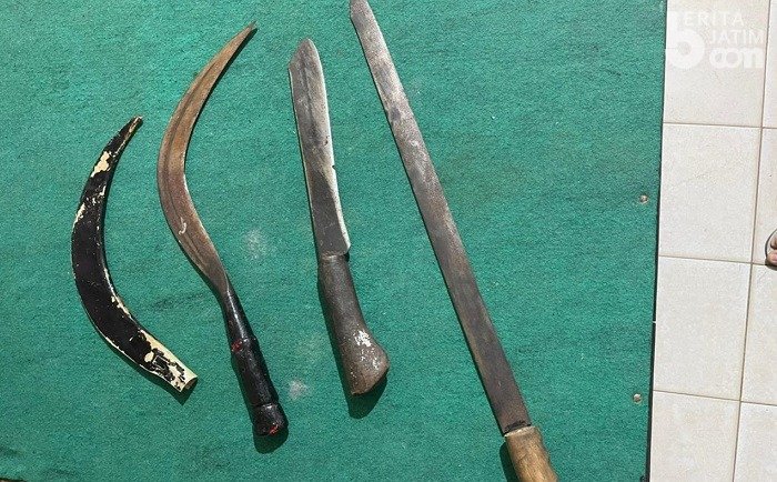 Barang bukti senjata tajam (sajam) yang digunakan pelaku untuk menganiaya korban.