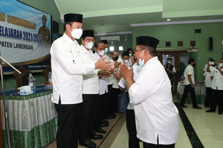 Para guru meluangkan waktu dalam acara itu, untuk halal BI halal dengan bupati Wabup dan Kadispendik. SP/MUHAJIRIN KASRUN