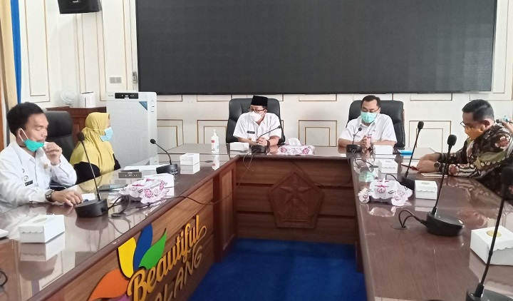 Wali kota Malang saat bertemu langsung dengan S di ruang rapat.