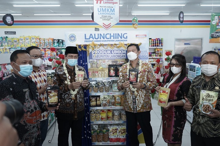  Bupati, Wabup, Kadisperindag, Manager Indomaret Cabang Gresik memperkenalkan produk UMKM yang resmi masuk Indomaret. SP/MUHAJIRIN KASRUN