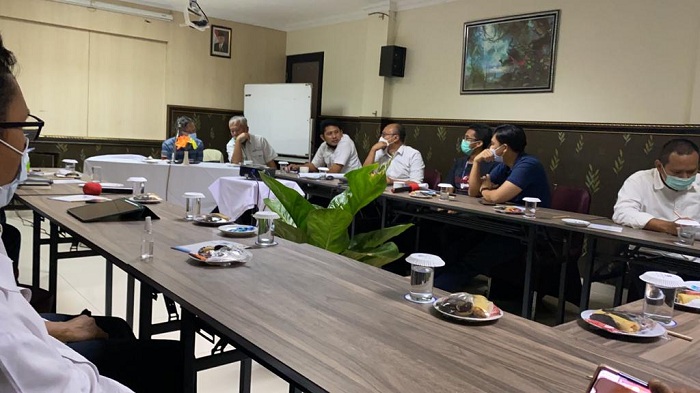 Tim BBWS Bengawan Solo dan Tim Teknik Pantai saat melakukan pertemuan di PPN Brondong Lamongan. SP/MUHAJIRIN KASRUN