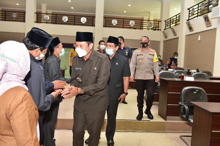 Bupati Yes saat menyalami para anggota DPRD Lamongan. SP/MUHAJIRIN KASRUN