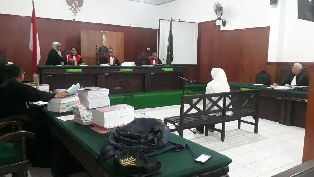 Terdakwa Renny Susetyo Wardhani saat jalani sidang di PN Sidoarjo
