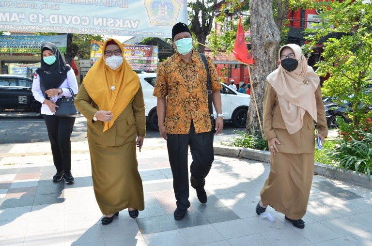 Wabup Aminatun Habibah didampingi Wakil Ketua DPRD Mujid Riduan dan Kadis Pemuda dan Olahraga Nuri Mardiana saat akan membuka kegiatan FGD. SP/GRS