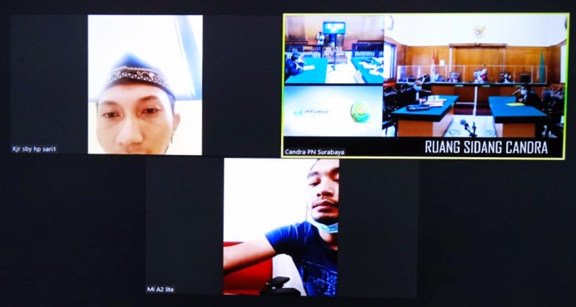 Foto : Terdakwa Erriq Levianto, pengedar sabu puluhan kilogram, menjalani sidang di ruang Candra PN Surabaya, secara online.SP/BUDI