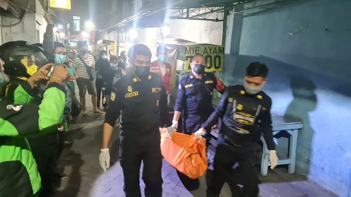 Petugas saat mengevakuasi jenazah korban. SP/Anggadia