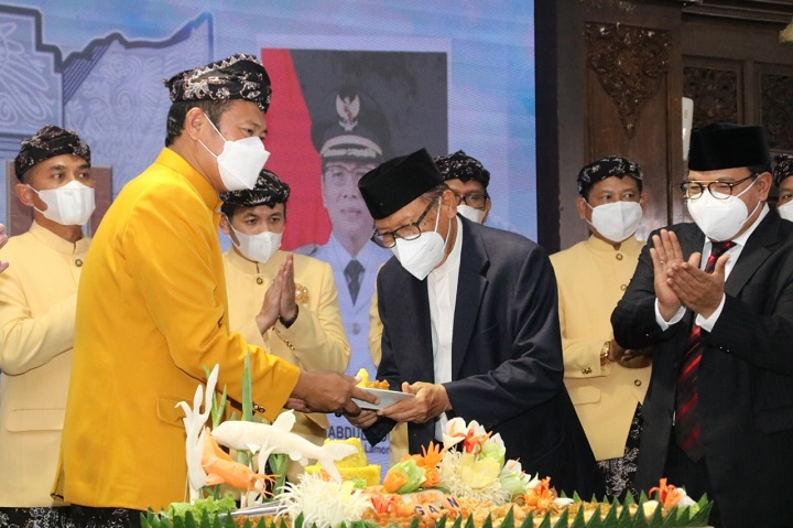 Bupati Yes saat memberikan potongan tumpeng ke bupati pendahulunya H. Moch Faried, yang disaksikan H. Masfuk dan para mantan Wabup. SP/MUHAJIRIN KASRUN